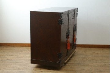 中古　美品　岩谷堂箪笥　奥行たっぷりサイズ!!　美しい木目と重厚な金具が目を引く着物箪笥　(R-085496)