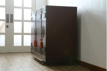 中古　美品　岩谷堂箪笥　奥行たっぷりサイズ!!　美しい木目と重厚な金具が目を引く着物箪笥　(R-085496)