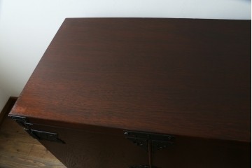 中古　美品　岩谷堂箪笥　奥行たっぷりサイズ!!　美しい木目と重厚な金具が目を引く着物箪笥　(R-085496)