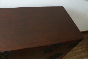中古　美品　岩谷堂箪笥　奥行たっぷりサイズ!!　美しい木目と重厚な金具が目を引く着物箪笥　(R-085496)
