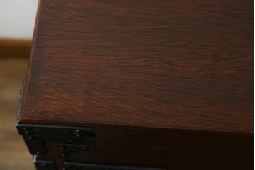 中古　美品　岩谷堂箪笥　奥行たっぷりサイズ!!　美しい木目と重厚な金具が目を引く着物箪笥　(R-085496)