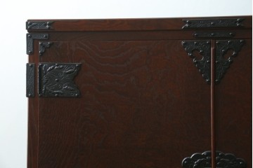 中古　美品　岩谷堂箪笥　奥行たっぷりサイズ!!　美しい木目と重厚な金具が目を引く着物箪笥　(R-085496)