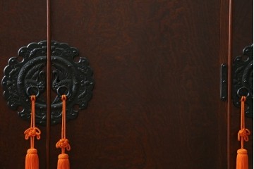 中古　美品　岩谷堂箪笥　奥行たっぷりサイズ!!　美しい木目と重厚な金具が目を引く着物箪笥　(R-085496)