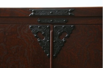 中古　美品　岩谷堂箪笥　奥行たっぷりサイズ!!　美しい木目と重厚な金具が目を引く着物箪笥　(R-085496)
