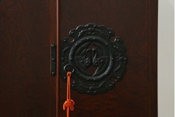 中古　美品　岩谷堂箪笥　奥行たっぷりサイズ!!　美しい木目と重厚な金具が目を引く着物箪笥　(R-085496)