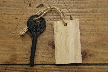 中古　美品　岩谷堂箪笥　奥行たっぷりサイズ!!　美しい木目と重厚な金具が目を引く着物箪笥　(R-085496)