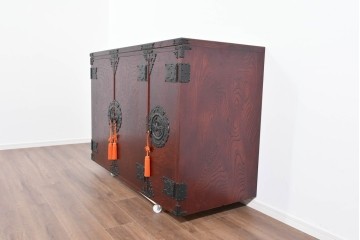 《脚(台輪)取り付け加工費込み》　中古　美品　岩谷堂箪笥　奥行たっぷりサイズ!!　美しい木目と重厚な金具が目を引く着物箪笥　(R-085496)