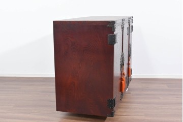 《脚(台輪)取り付け加工費込み》　中古　美品　岩谷堂箪笥　奥行たっぷりサイズ!!　美しい木目と重厚な金具が目を引く着物箪笥　(R-085496)