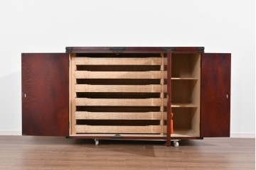 《脚(台輪)取り付け加工費込み》　中古　美品　岩谷堂箪笥　奥行たっぷりサイズ!!　美しい木目と重厚な金具が目を引く着物箪笥　(R-085496)