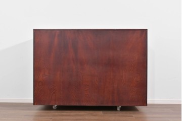 《脚(台輪)取り付け加工費込み》　中古　美品　岩谷堂箪笥　奥行たっぷりサイズ!!　美しい木目と重厚な金具が目を引く着物箪笥　(R-085496)