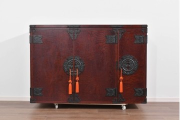 《脚(台輪)取り付け加工費込み》　中古　美品　岩谷堂箪笥　奥行たっぷりサイズ!!　美しい木目と重厚な金具が目を引く着物箪笥　(R-085496)