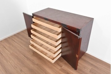 《脚(台輪)取り付け加工費込み》　中古　美品　岩谷堂箪笥　奥行たっぷりサイズ!!　美しい木目と重厚な金具が目を引く着物箪笥　(R-085496)