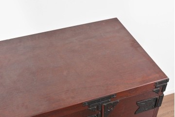 《脚(台輪)取り付け加工費込み》　中古　美品　岩谷堂箪笥　奥行たっぷりサイズ!!　美しい木目と重厚な金具が目を引く着物箪笥　(R-085496)