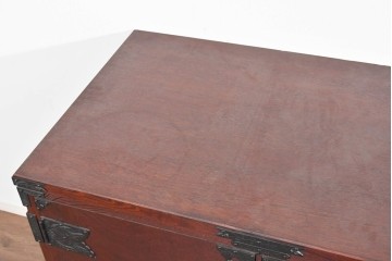 《脚(台輪)取り付け加工費込み》　中古　美品　岩谷堂箪笥　奥行たっぷりサイズ!!　美しい木目と重厚な金具が目を引く着物箪笥　(R-085496)