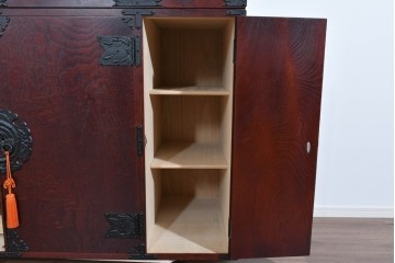 《脚(台輪)取り付け加工費込み》　中古　美品　岩谷堂箪笥　奥行たっぷりサイズ!!　美しい木目と重厚な金具が目を引く着物箪笥　(R-085496)