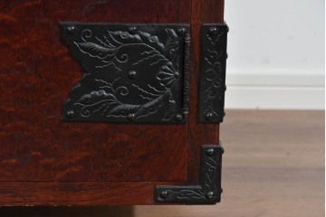 《脚(台輪)取り付け加工費込み》　中古　美品　岩谷堂箪笥　奥行たっぷりサイズ!!　美しい木目と重厚な金具が目を引く着物箪笥　(R-085496)