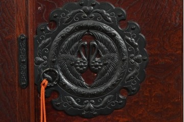 《脚(台輪)取り付け加工費込み》　中古　美品　岩谷堂箪笥　奥行たっぷりサイズ!!　美しい木目と重厚な金具が目を引く着物箪笥　(R-085496)