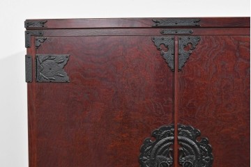 《脚(台輪)取り付け加工費込み》　中古　美品　岩谷堂箪笥　奥行たっぷりサイズ!!　美しい木目と重厚な金具が目を引く着物箪笥　(R-085496)