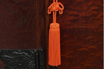 《脚(台輪)取り付け加工費込み》　中古　美品　岩谷堂箪笥　奥行たっぷりサイズ!!　美しい木目と重厚な金具が目を引く着物箪笥　(R-085496)