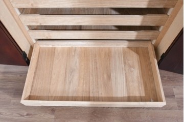 《脚(台輪)取り付け加工費込み》　中古　美品　岩谷堂箪笥　奥行たっぷりサイズ!!　美しい木目と重厚な金具が目を引く着物箪笥　(R-085496)