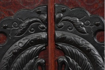 《脚(台輪)取り付け加工費込み》　中古　美品　岩谷堂箪笥　奥行たっぷりサイズ!!　美しい木目と重厚な金具が目を引く着物箪笥　(R-085496)