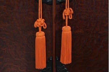 《脚(台輪)取り付け加工費込み》　中古　美品　岩谷堂箪笥　奥行たっぷりサイズ!!　美しい木目と重厚な金具が目を引く着物箪笥　(R-085496)