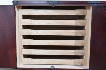 《脚(台輪)取り付け加工費込み》　中古　美品　岩谷堂箪笥　奥行たっぷりサイズ!!　美しい木目と重厚な金具が目を引く着物箪笥　(R-085496)