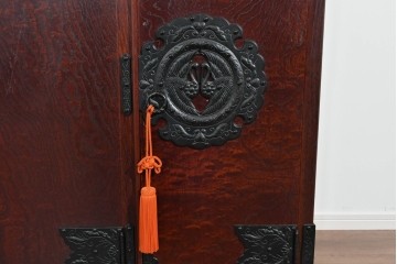 《脚(台輪)取り付け加工費込み》　中古　美品　岩谷堂箪笥　奥行たっぷりサイズ!!　美しい木目と重厚な金具が目を引く着物箪笥　(R-085496)