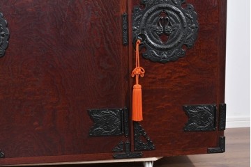 《脚(台輪)取り付け加工費込み》　中古　美品　岩谷堂箪笥　奥行たっぷりサイズ!!　美しい木目と重厚な金具が目を引く着物箪笥　(R-085496)