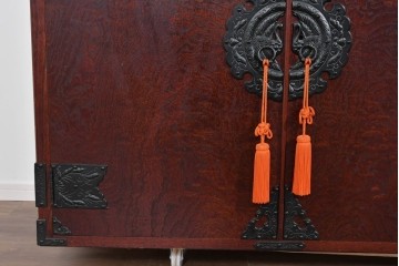 《脚(台輪)取り付け加工費込み》　中古　美品　岩谷堂箪笥　奥行たっぷりサイズ!!　美しい木目と重厚な金具が目を引く着物箪笥　(R-085496)