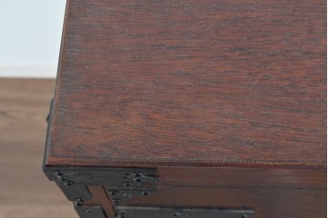 《脚(台輪)取り付け加工費込み》　中古　美品　岩谷堂箪笥　奥行たっぷりサイズ!!　美しい木目と重厚な金具が目を引く着物箪笥　(R-085496)