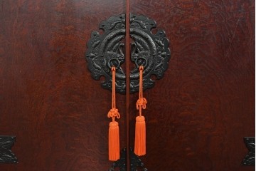 《脚(台輪)取り付け加工費込み》　中古　美品　岩谷堂箪笥　奥行たっぷりサイズ!!　美しい木目と重厚な金具が目を引く着物箪笥　(R-085496)