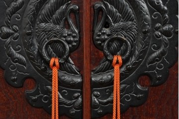 《脚(台輪)取り付け加工費込み》　中古　美品　岩谷堂箪笥　奥行たっぷりサイズ!!　美しい木目と重厚な金具が目を引く着物箪笥　(R-085496)