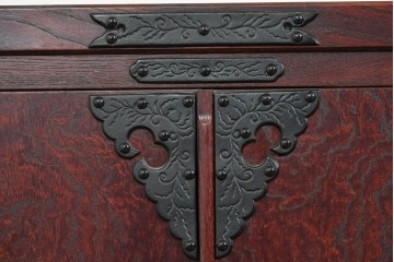 《脚(台輪)取り付け加工費込み》　中古　美品　岩谷堂箪笥　奥行たっぷりサイズ!!　美しい木目と重厚な金具が目を引く着物箪笥　(R-085496)