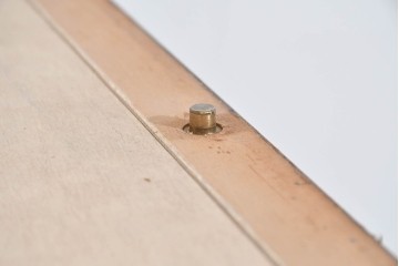 《天板取り付け加工費込み》　中古　美品　岩谷堂箪笥　奥行たっぷりサイズ!!　美しい木目と重厚な金具が目を引く衣装箪笥　(R-085497)