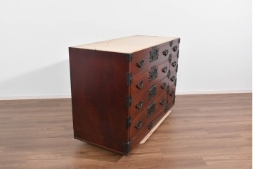 《天板取り付け加工費込み》　中古　美品　岩谷堂箪笥　奥行たっぷりサイズ!!　美しい木目と重厚な金具が目を引く衣装箪笥　(R-085497)