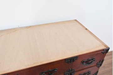 《天板取り付け加工費込み》　中古　美品　岩谷堂箪笥　奥行たっぷりサイズ!!　美しい木目と重厚な金具が目を引く衣装箪笥　(R-085497)