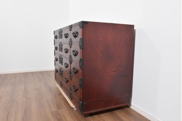 《天板取り付け加工費込み》　中古　美品　岩谷堂箪笥　奥行たっぷりサイズ!!　美しい木目と重厚な金具が目を引く衣装箪笥　(R-085497)