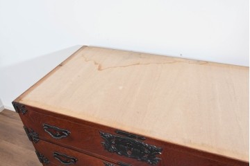 《天板取り付け加工費込み》　中古　美品　岩谷堂箪笥　奥行たっぷりサイズ!!　美しい木目と重厚な金具が目を引く衣装箪笥　(R-085497)