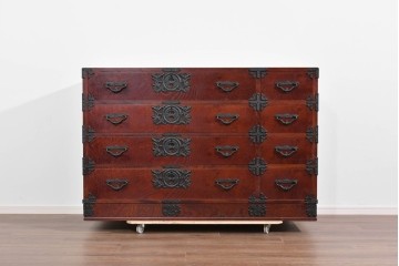 《天板取り付け加工費込み》　中古　美品　岩谷堂箪笥　奥行たっぷりサイズ!!　美しい木目と重厚な金具が目を引く衣装箪笥　(R-085497)