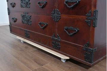 《天板取り付け加工費込み》　中古　美品　岩谷堂箪笥　奥行たっぷりサイズ!!　美しい木目と重厚な金具が目を引く衣装箪笥　(R-085497)