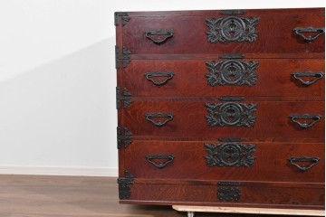 《天板取り付け加工費込み》　中古　美品　岩谷堂箪笥　奥行たっぷりサイズ!!　美しい木目と重厚な金具が目を引く衣装箪笥　(R-085497)