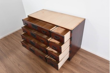 《天板取り付け加工費込み》　中古　美品　岩谷堂箪笥　奥行たっぷりサイズ!!　美しい木目と重厚な金具が目を引く衣装箪笥　(R-085497)