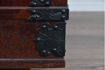 《天板取り付け加工費込み》　中古　美品　岩谷堂箪笥　奥行たっぷりサイズ!!　美しい木目と重厚な金具が目を引く衣装箪笥　(R-085497)