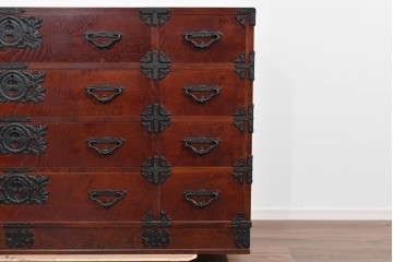 《天板取り付け加工費込み》　中古　美品　岩谷堂箪笥　奥行たっぷりサイズ!!　美しい木目と重厚な金具が目を引く衣装箪笥　(R-085497)