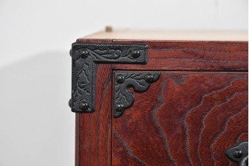 《天板取り付け加工費込み》　中古　美品　岩谷堂箪笥　奥行たっぷりサイズ!!　美しい木目と重厚な金具が目を引く衣装箪笥　(R-085497)