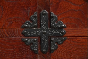 《天板取り付け加工費込み》　中古　美品　岩谷堂箪笥　奥行たっぷりサイズ!!　美しい木目と重厚な金具が目を引く衣装箪笥　(R-085497)