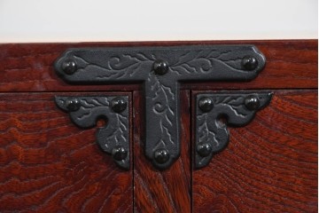 《天板取り付け加工費込み》　中古　美品　岩谷堂箪笥　奥行たっぷりサイズ!!　美しい木目と重厚な金具が目を引く衣装箪笥　(R-085497)