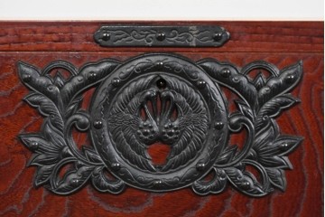 《天板取り付け加工費込み》　中古　美品　岩谷堂箪笥　奥行たっぷりサイズ!!　美しい木目と重厚な金具が目を引く衣装箪笥　(R-085497)