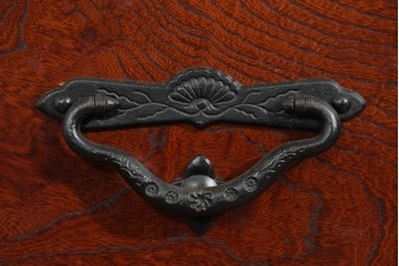 《天板取り付け加工費込み》　中古　美品　岩谷堂箪笥　奥行たっぷりサイズ!!　美しい木目と重厚な金具が目を引く衣装箪笥　(R-085497)